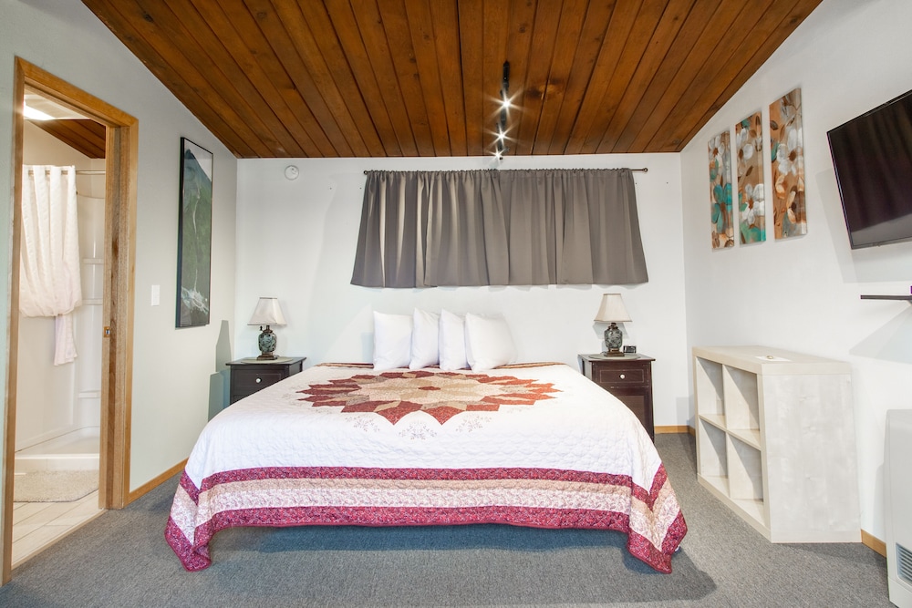 Pioneer Motel 10/43