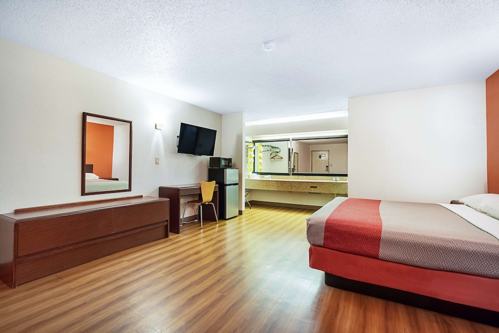 غرفة ديلوكس بسرير كينج مع أريكة، Motel6 Covington, TN 2/7