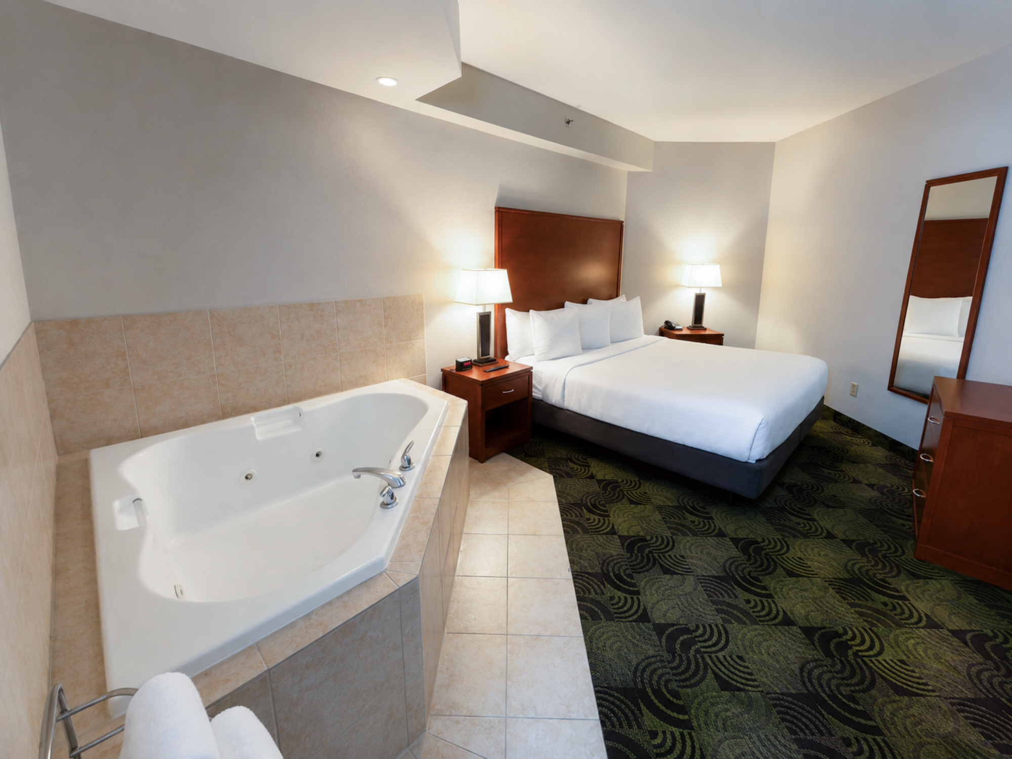 غرفة بزنس بسرير كينج مع أريكة بجاكوزي، Deerfoot Inn Casino 5/5