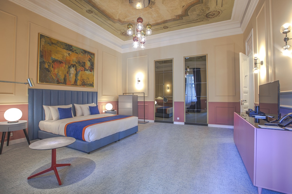 Heritage Hotel and Suites 16/39