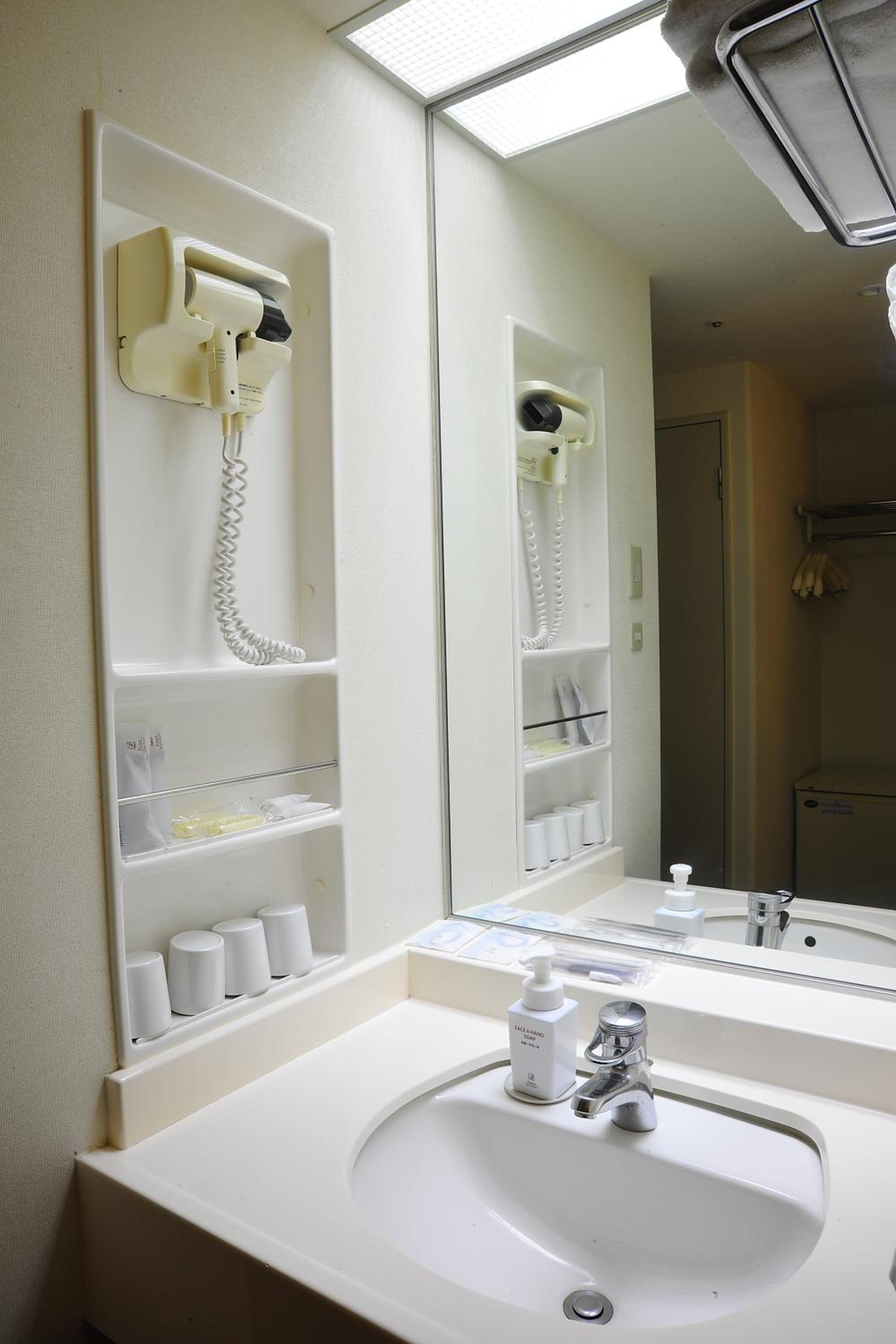 3 Bedrooms, 3 Beds, West Wing