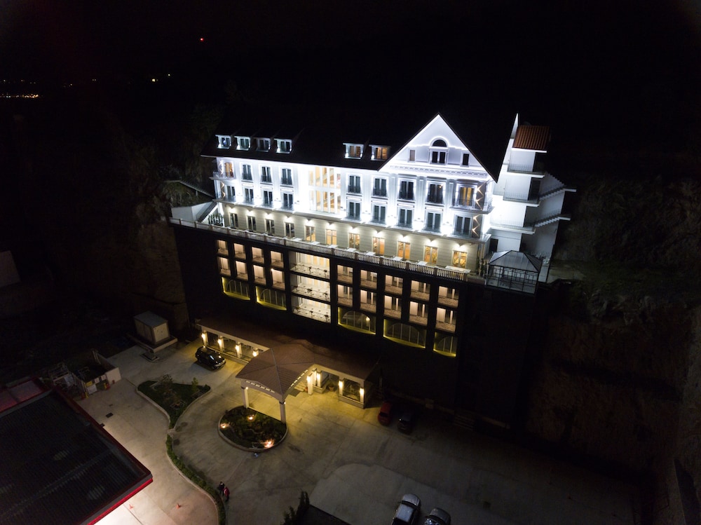 Mell Hotel 3/57
