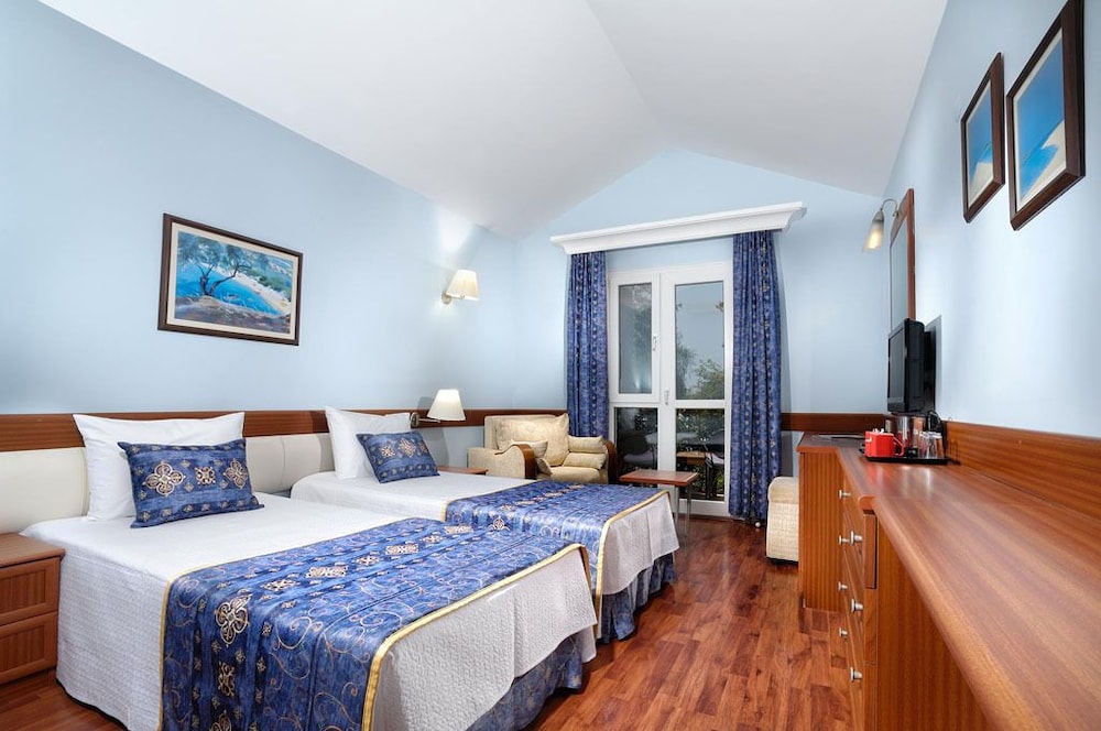ROOM, DOUBLE OR TWIN BED