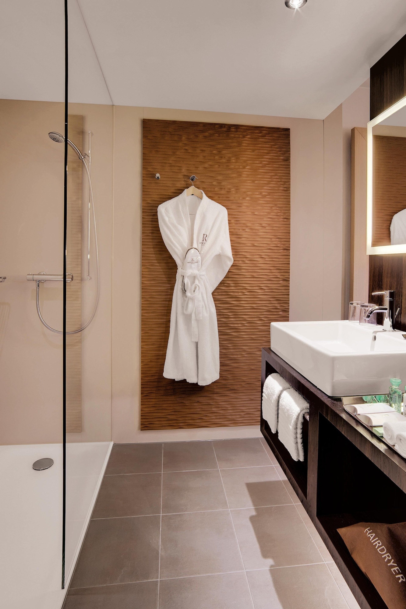 غرفة كلوب بسرير كينج، RENAISSANCE ZURICH TOWER HOTEL 5/5