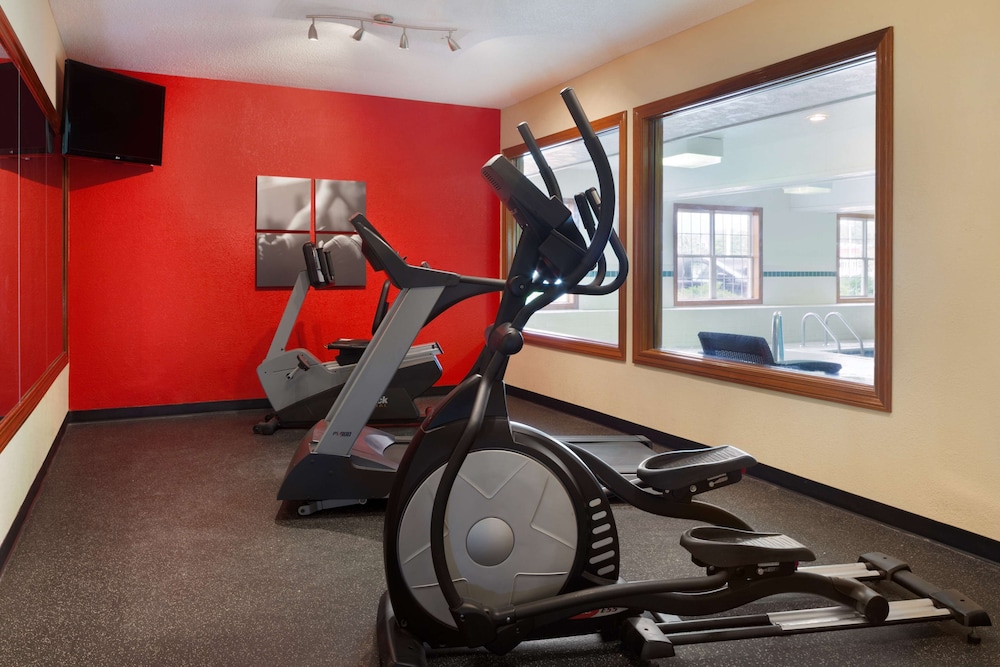 Country Inn & Suites by Radisson, Macedonia - Northfield 11/24