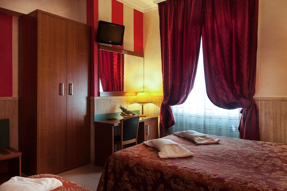 Pyramid Hotel 15/71