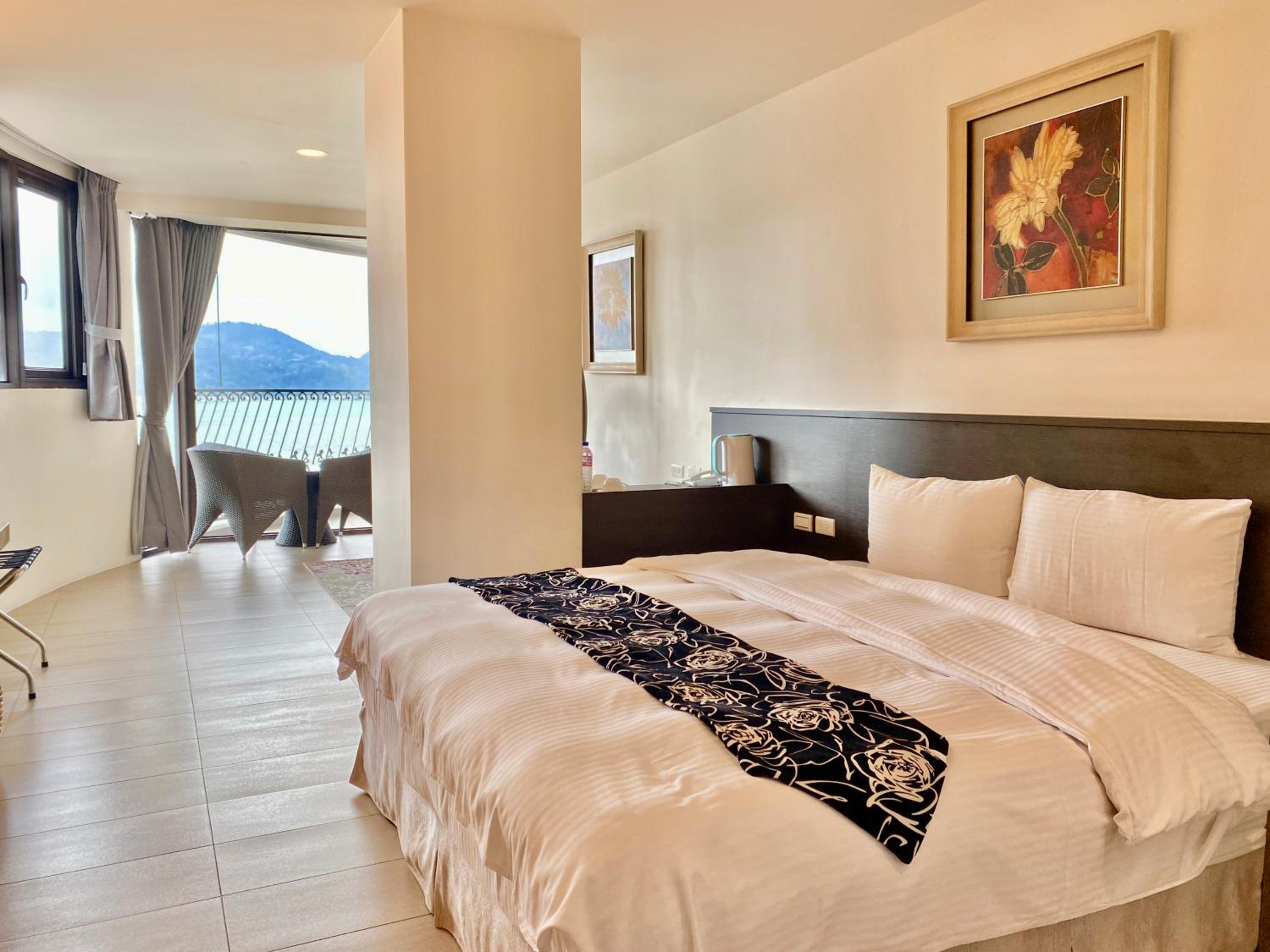 Room, Double Bed, Lateral Side Lake View