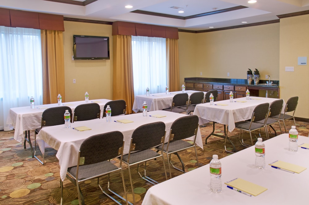 Holiday Inn Express Hotel & Suites Winnie 53/63