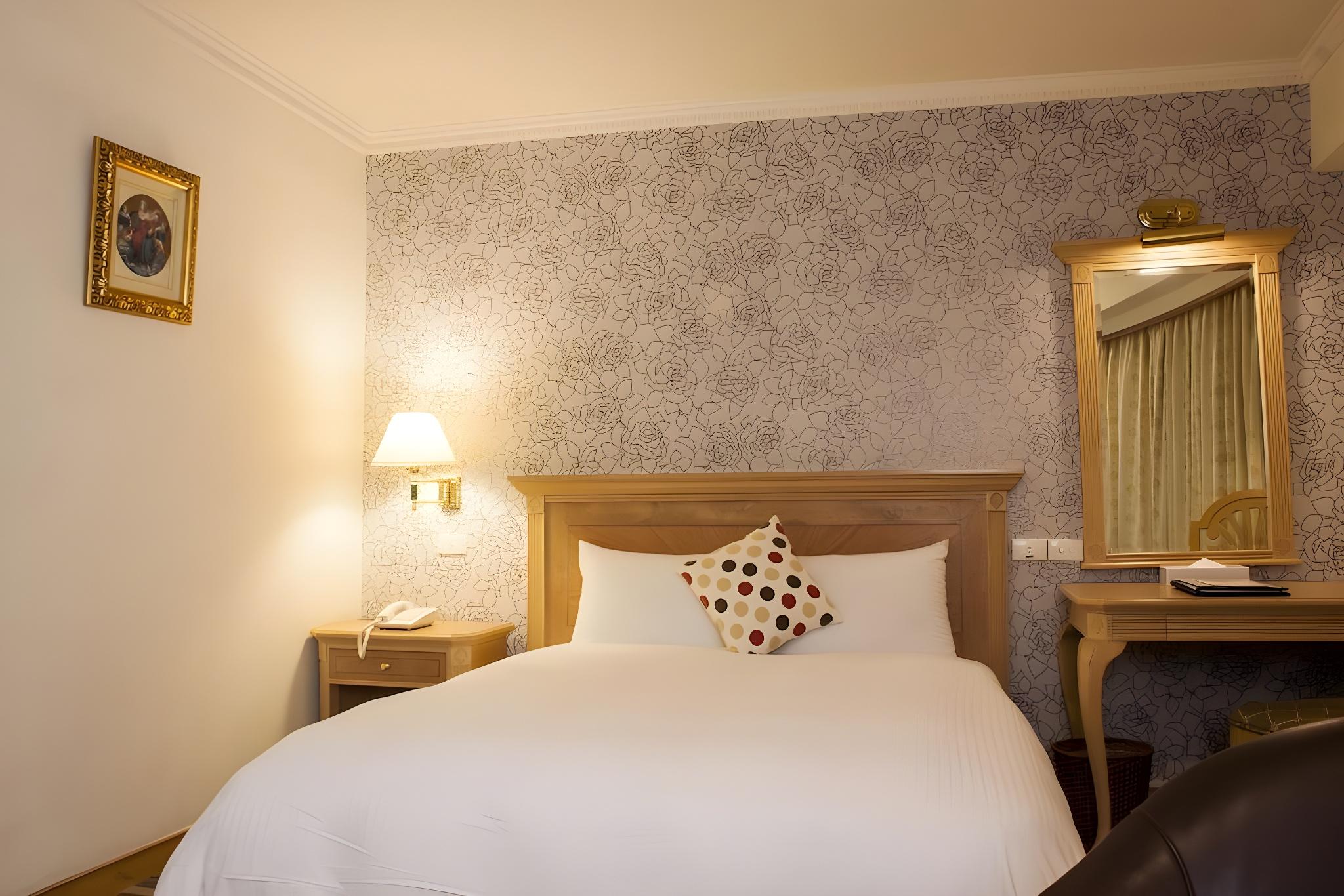 Standard, King Bed, No Window