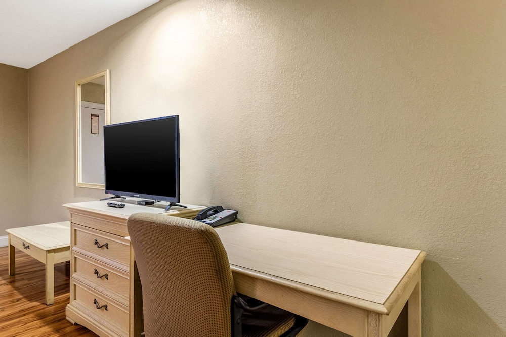 Econo Lodge Berea 29/37