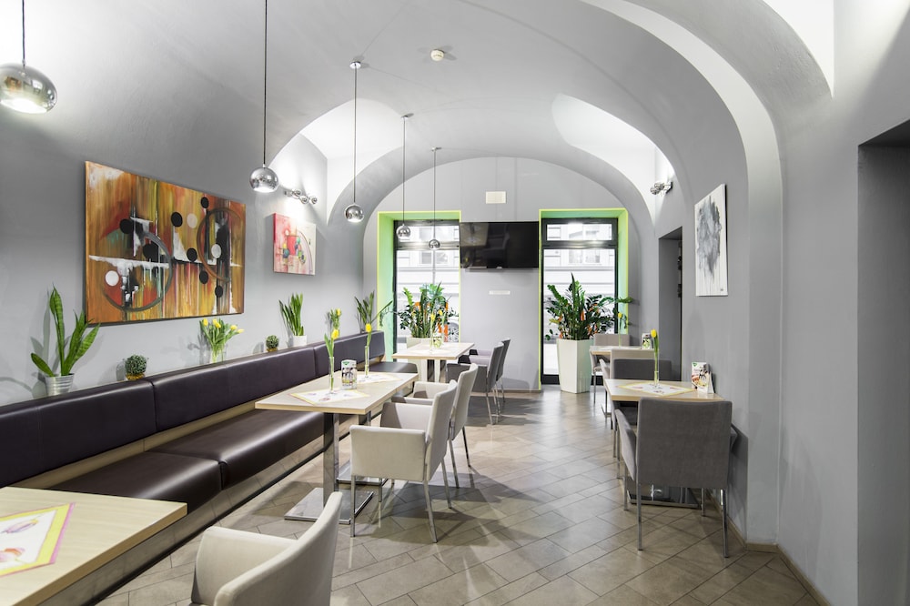 Hotel Pav 43/63