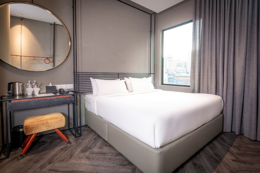 ROOM, KING BED