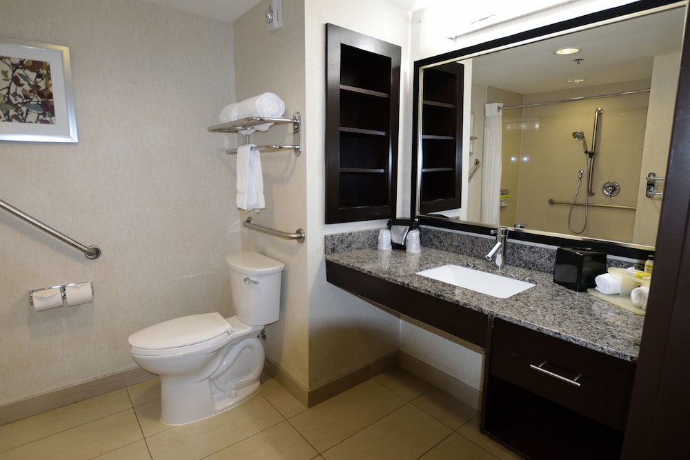 Holiday Inn Express And Suites Ottawa East Orleans 24/70