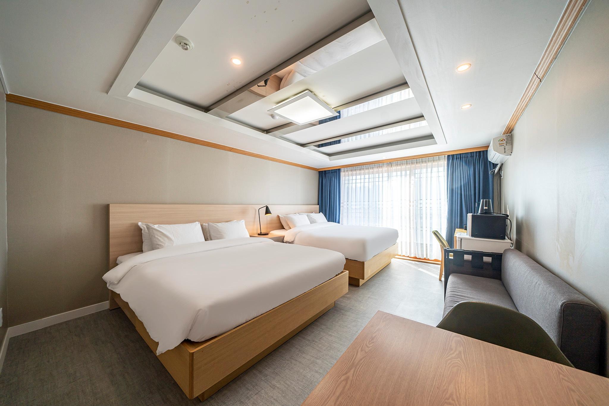 Deluxe, Twin Beds, 2 King Beds