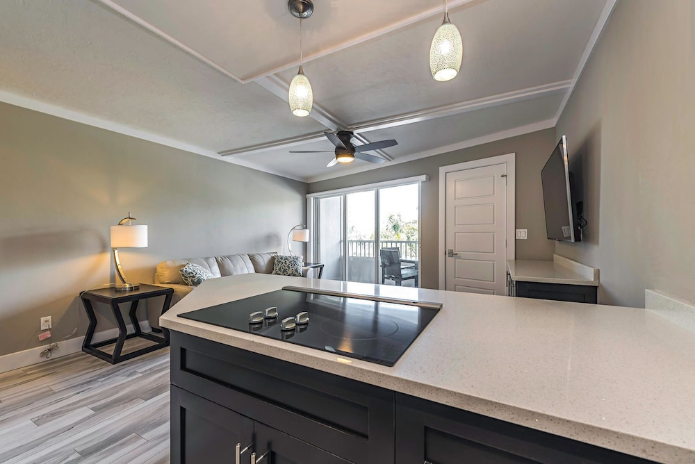 Marco Beach Vacation Suites 50/73