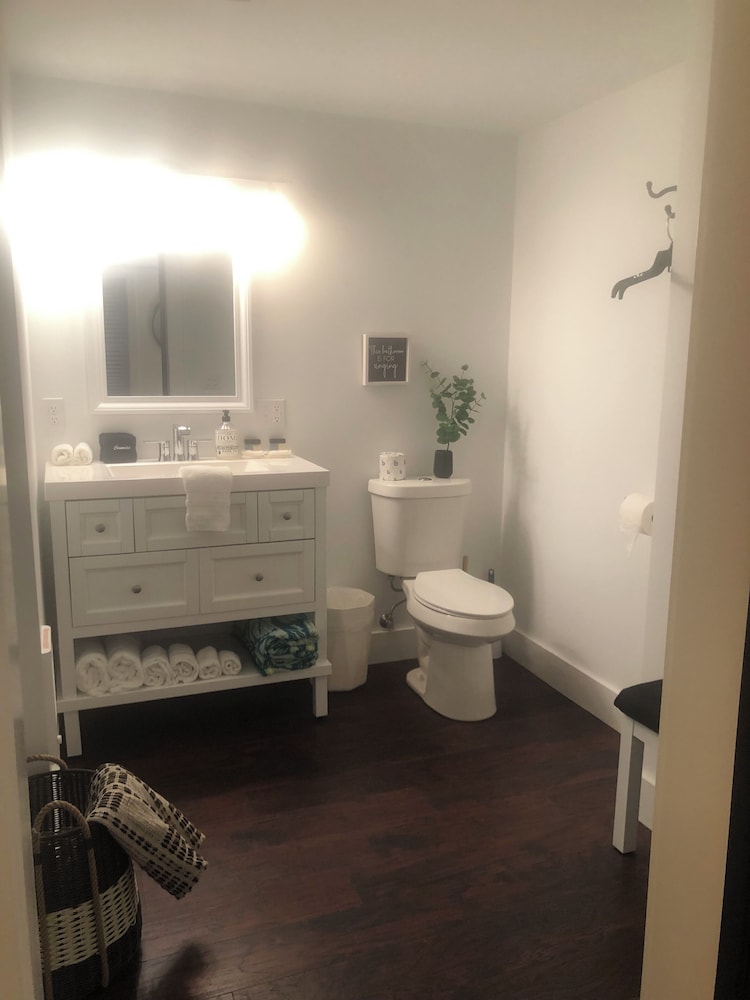 18 Vine Inn &amp; Carriage House 50/50