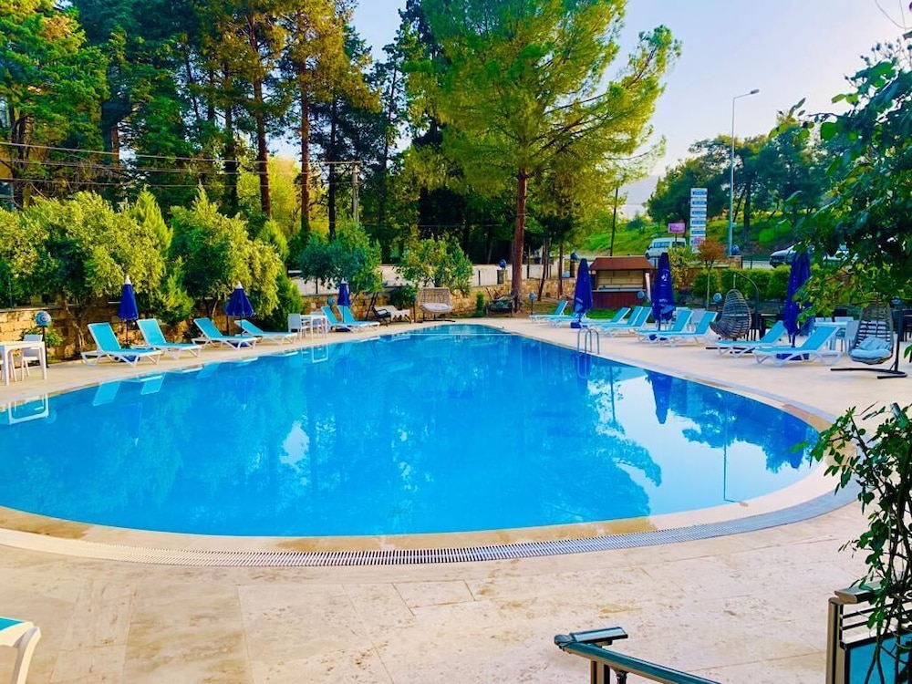 White Heaven Hotel 40/40