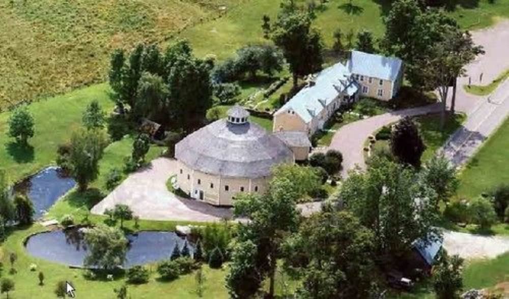 The Inn at Round Barn Farm 68/70