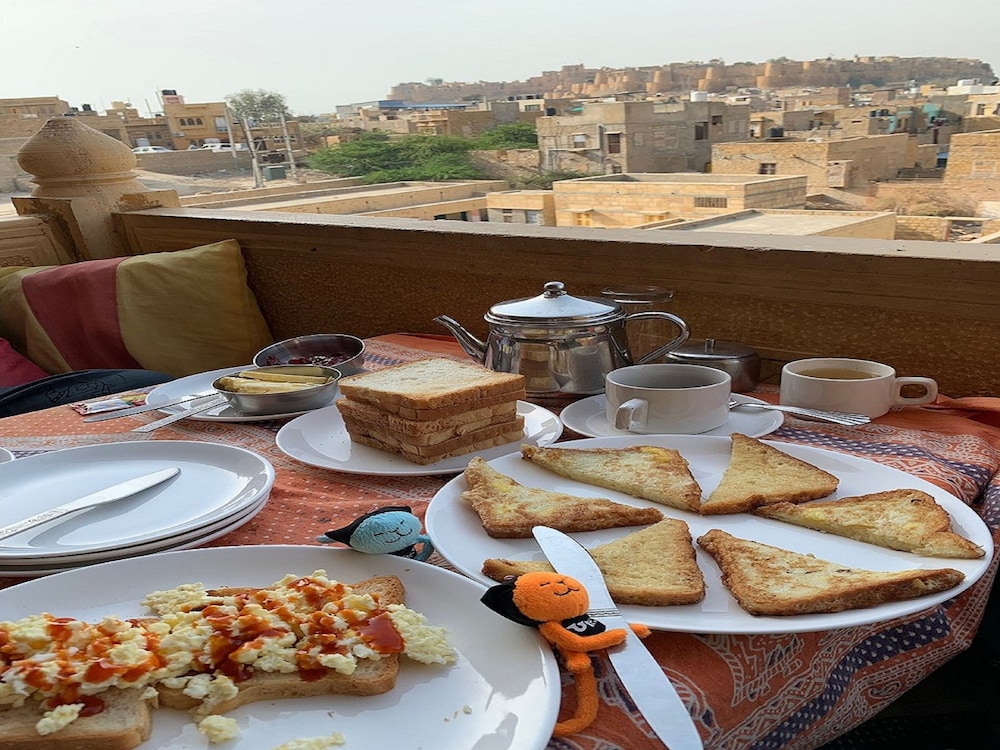 Vista Rooms at Patwa Haveli Road 40/63