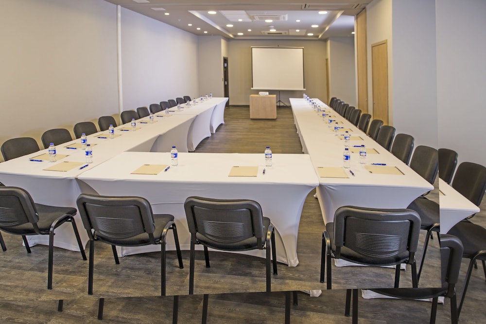 City Express Plus by Marriott Medellin Colombia 33/42