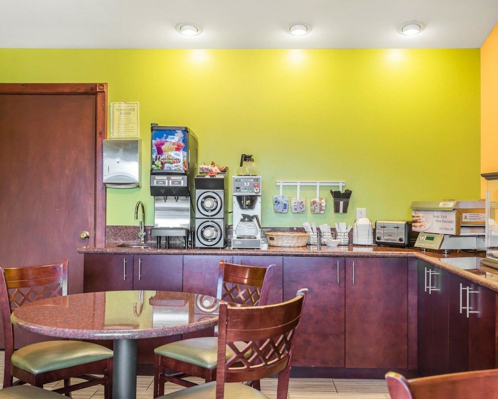 Econo Lodge Inn & Suites Eau Claire South 27/33