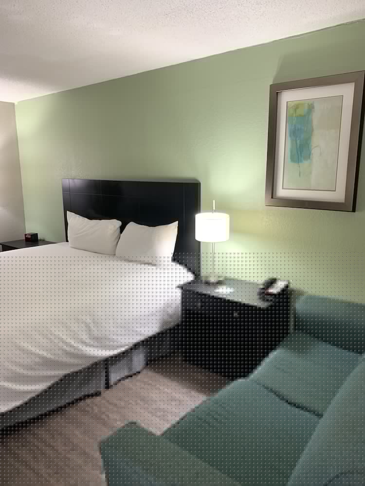 Lx Hotel A Travelodge By Wyndham 27/70