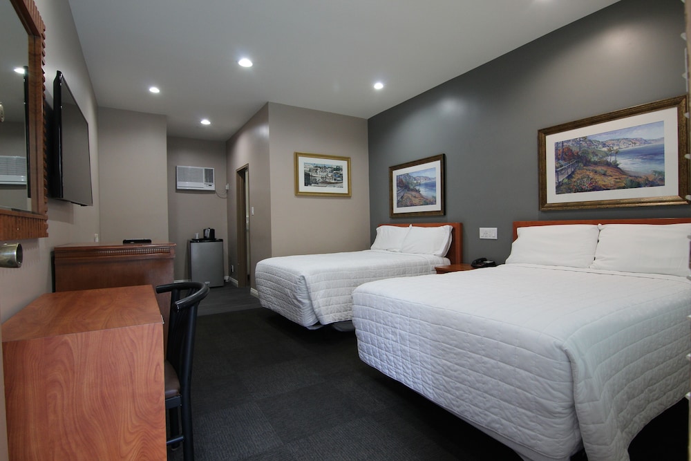 STANDARD, 2 DOUBLE BEDS