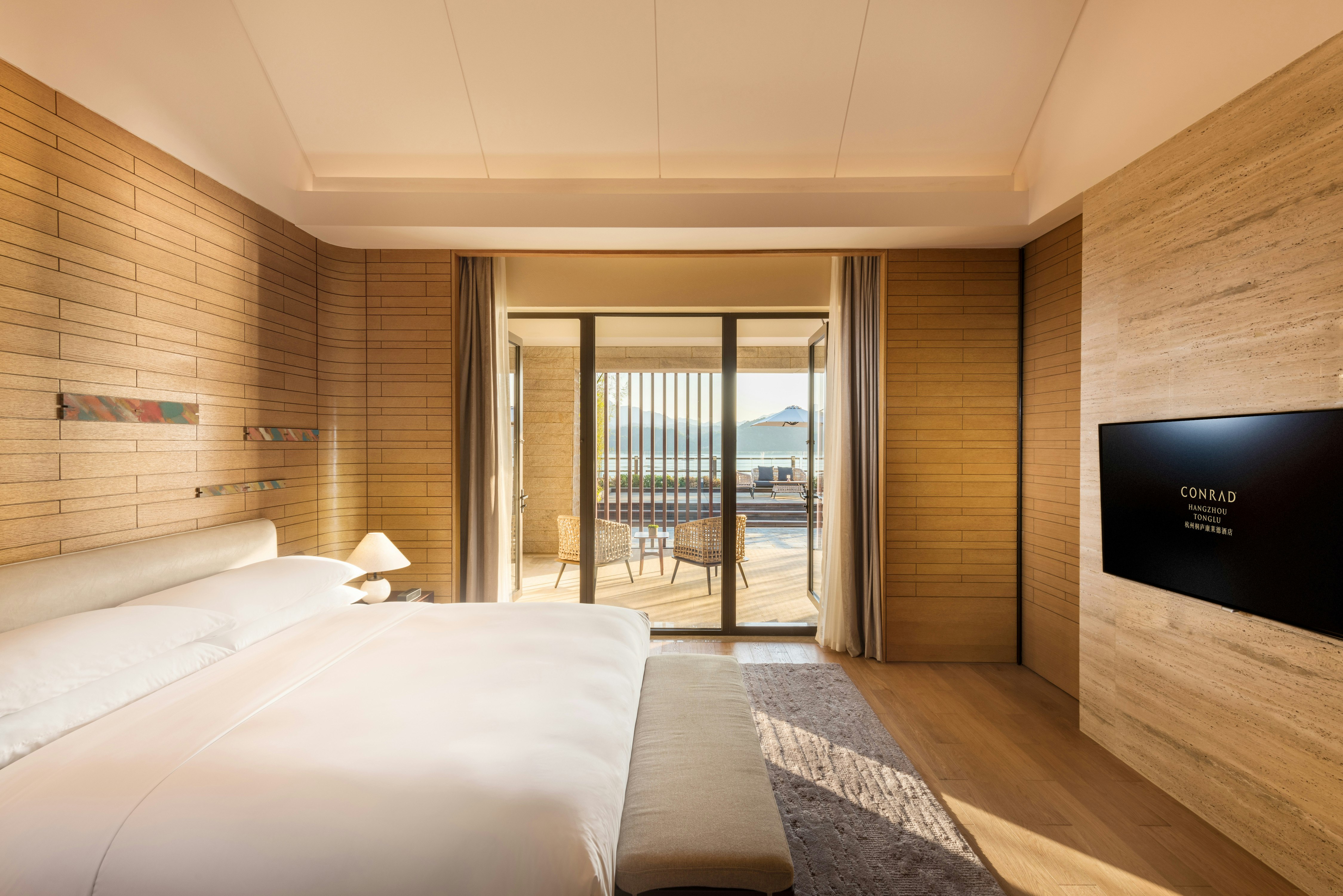 Deluxe, Suite, King Bed, Lake View