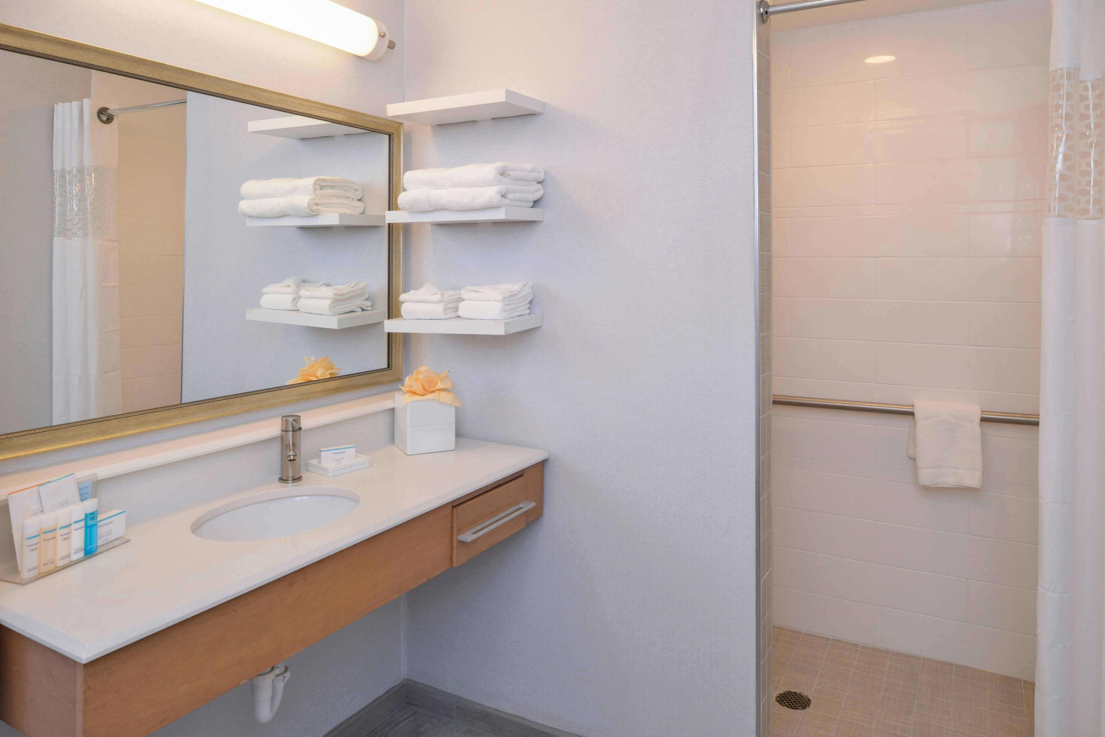 STUDIO, KING BED, ACCESSIBLE