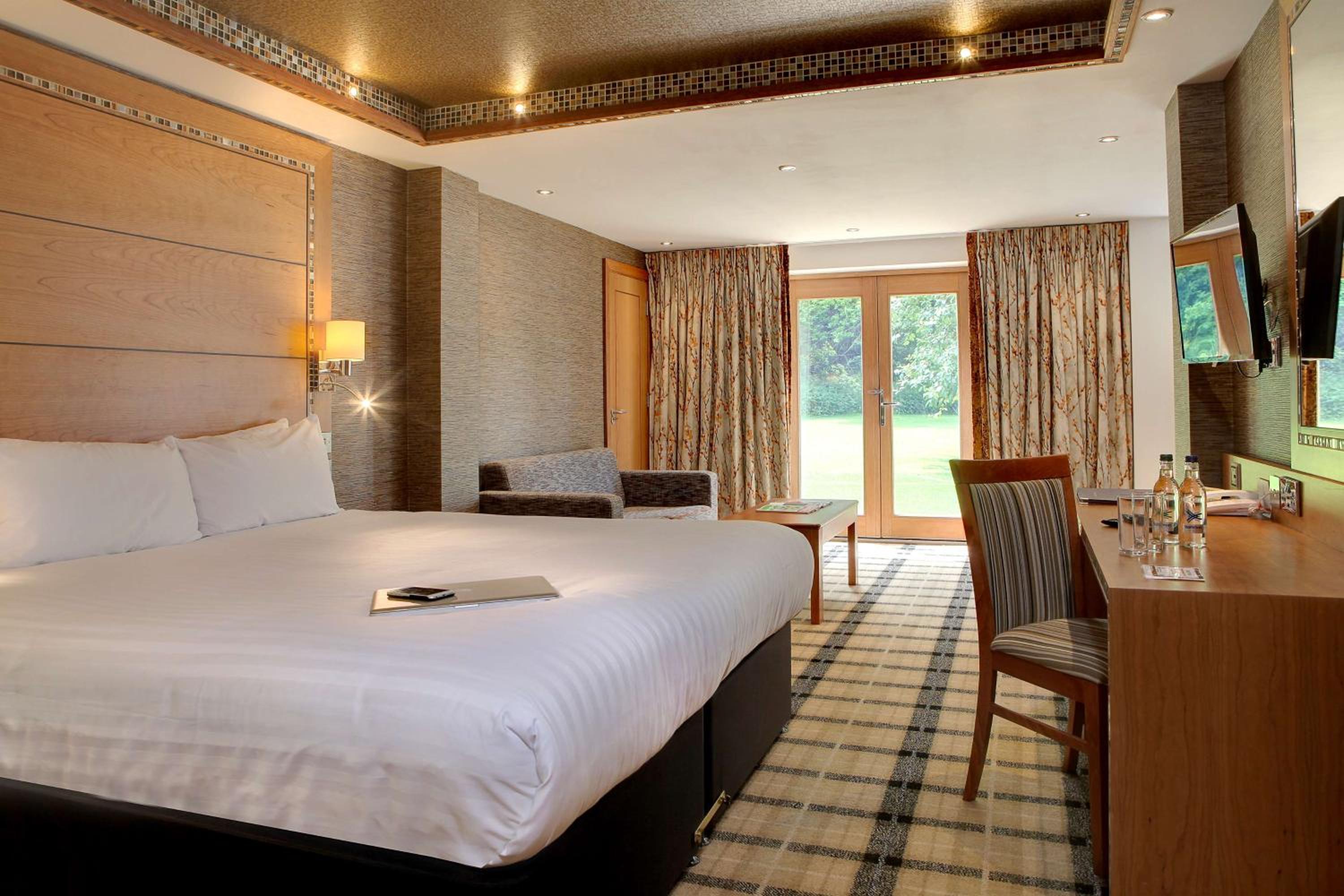 Suite, Garden View, Best Western Plus Grim's Dyke Hotel 5/7