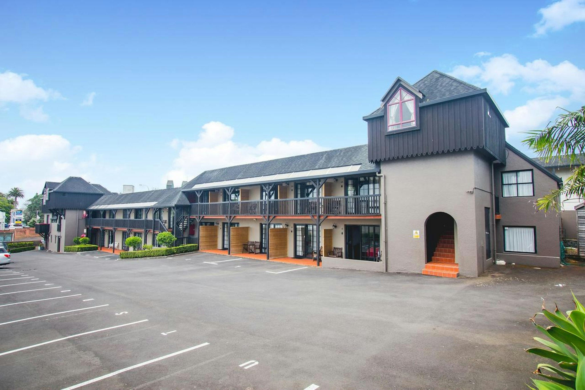 Knights Inn 29/31