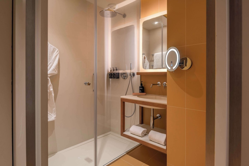 غرفة بريميوم بسرير كينج، Canopy by Hilton Cannes 6/7