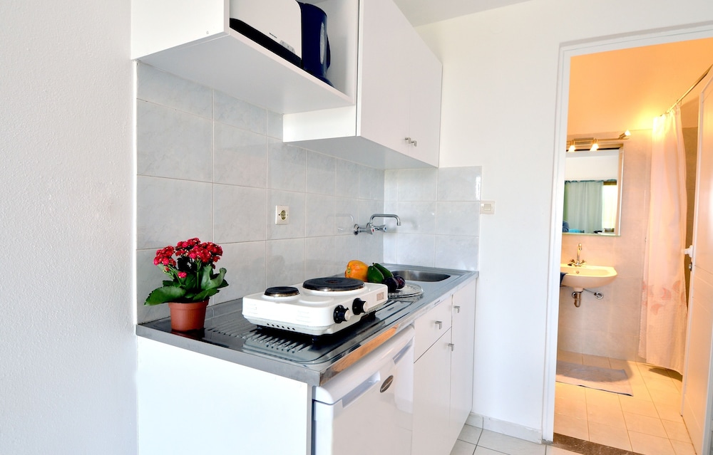 MIRABELLA APARTMENTS 30/74