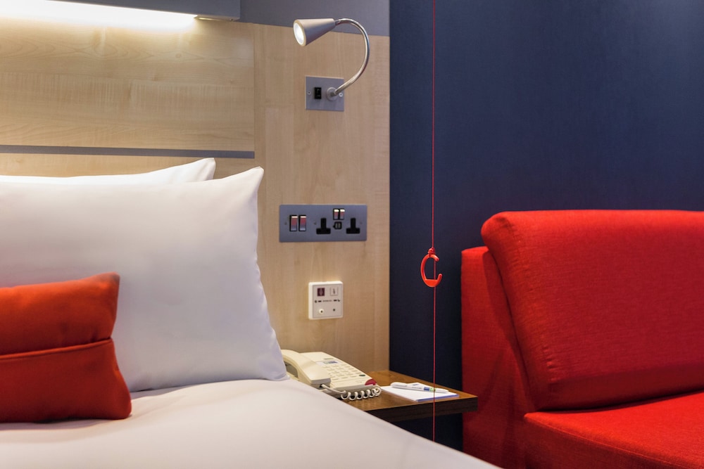 Holiday Inn Express Watford Junction 38/68