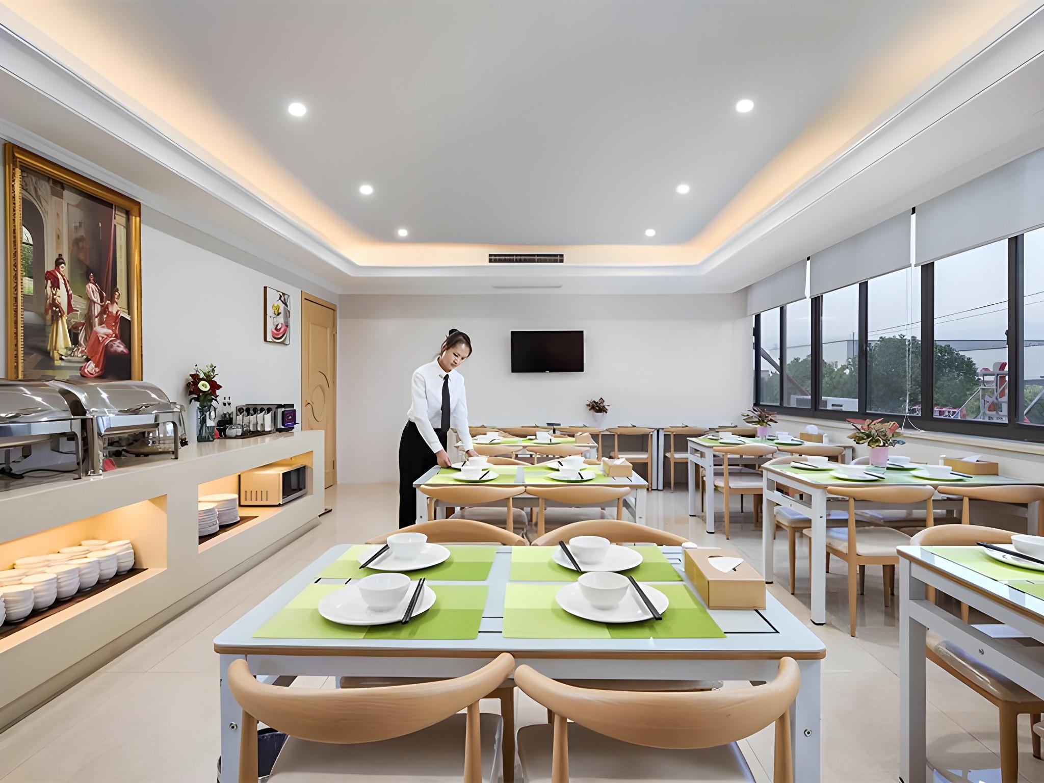 Vienna Hotel (Shanghai Hongmei South Road) 32/39