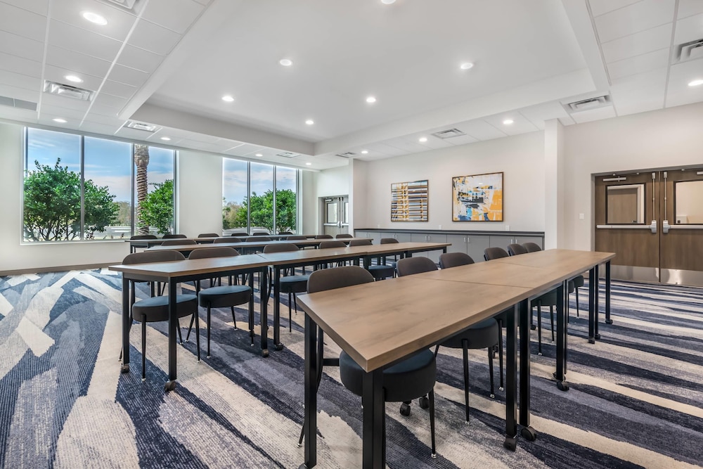 Comfort Inn & Suites Orlando Sanford Airport 35/54