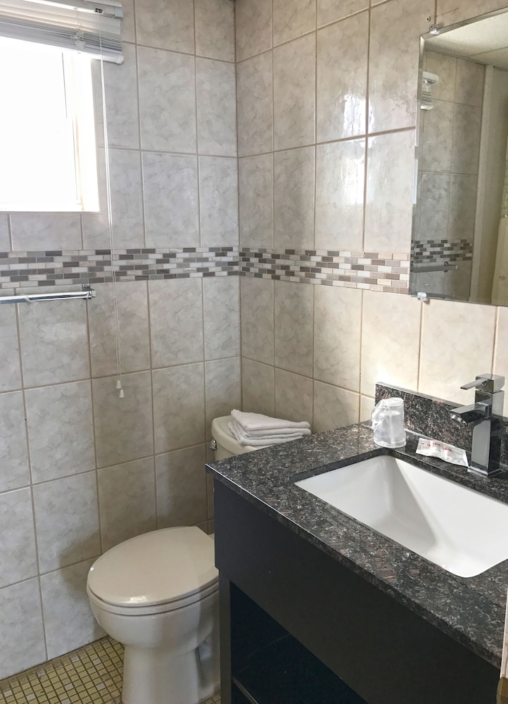 Skyview Manor Motel 18/54