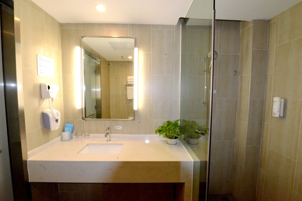 HOLIDAY INN EXPRESS WEIHAI ECONOMIC ZONE 26/54