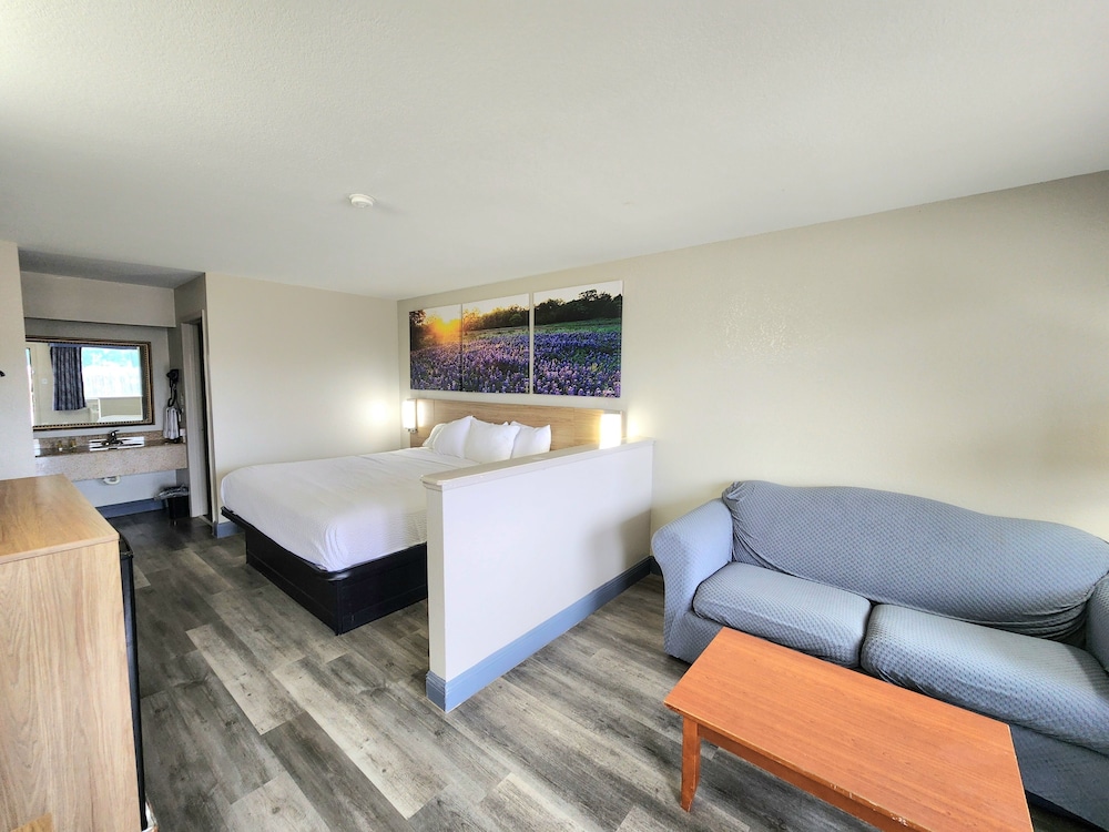 Room, King Bed, Accessible, Days Inn by Wyndham San Antonio Southeast/Frost Bank Center 5/9