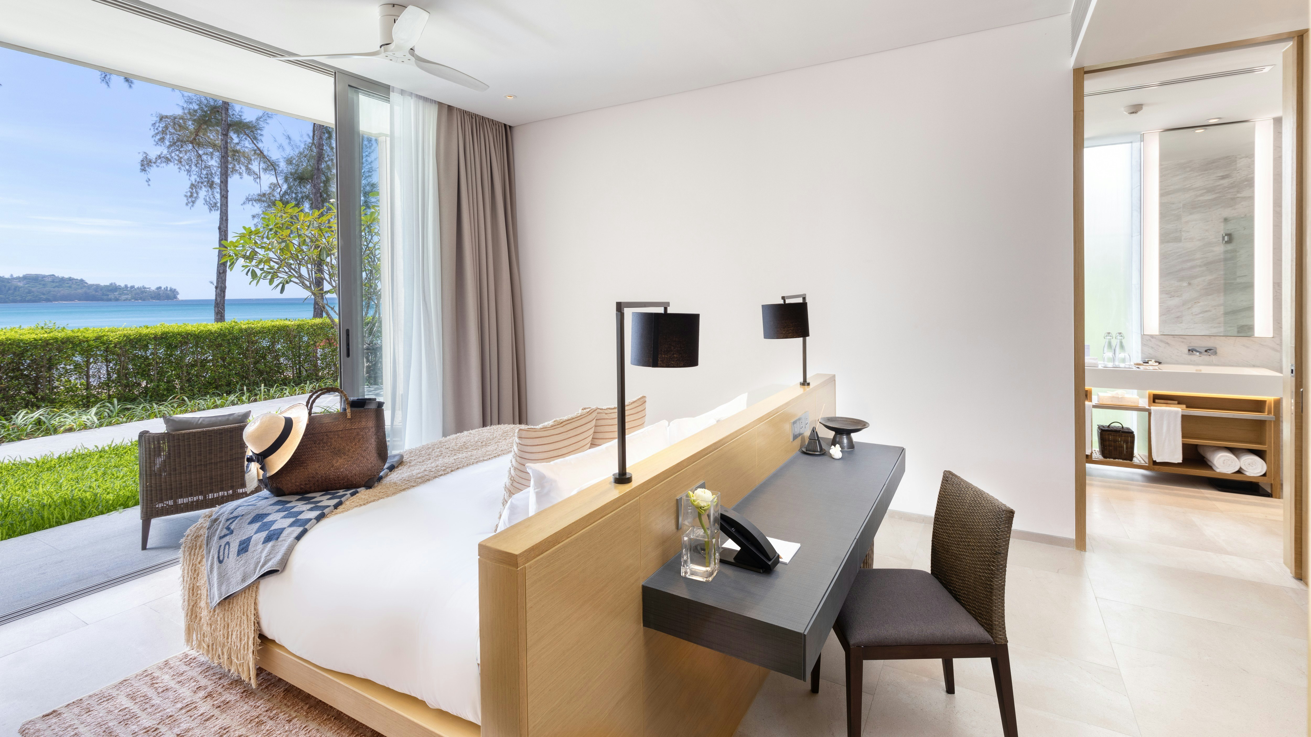 2 Bedrooms, Grand, Pool, Azure, Suite, Sea Front