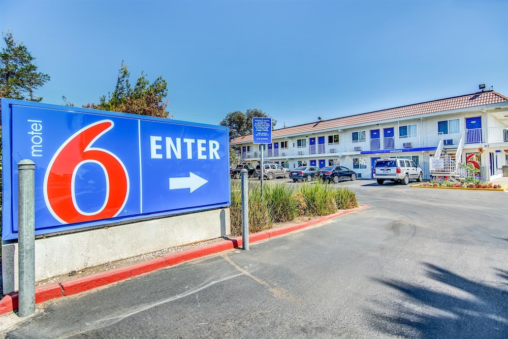 Motel6 Stockton, CA - Charter Way West 23/32