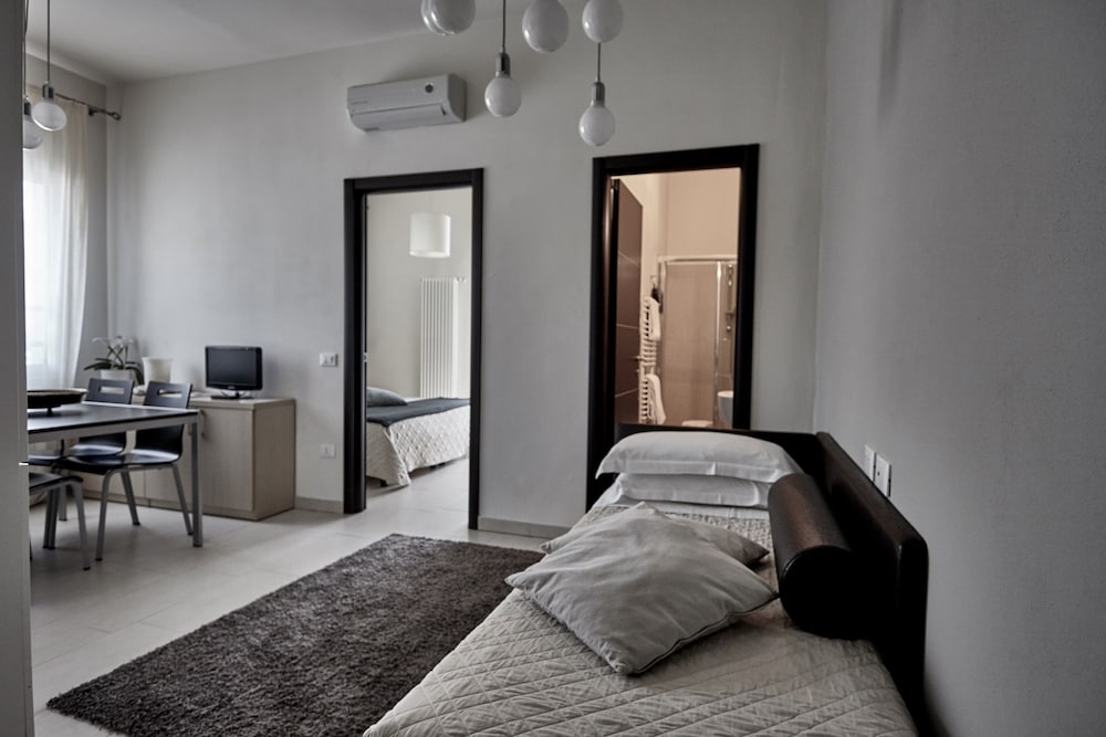 Rouge Hotel International 11/50