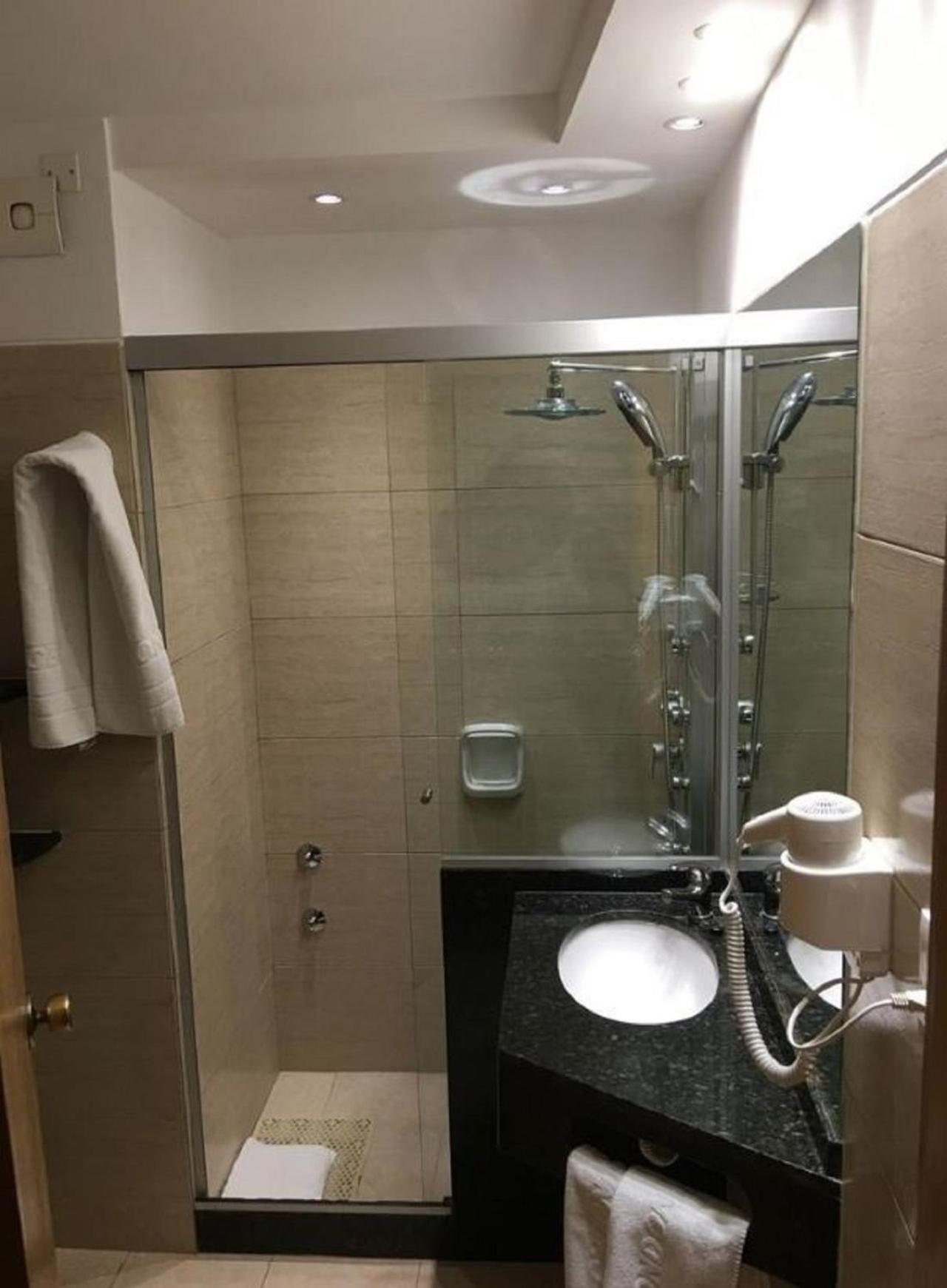 London Palace Hotel Montevideo 23/25