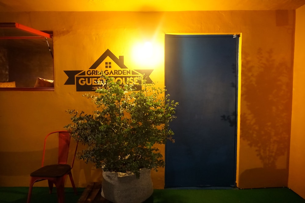 Grim Garden Guest House 34/38