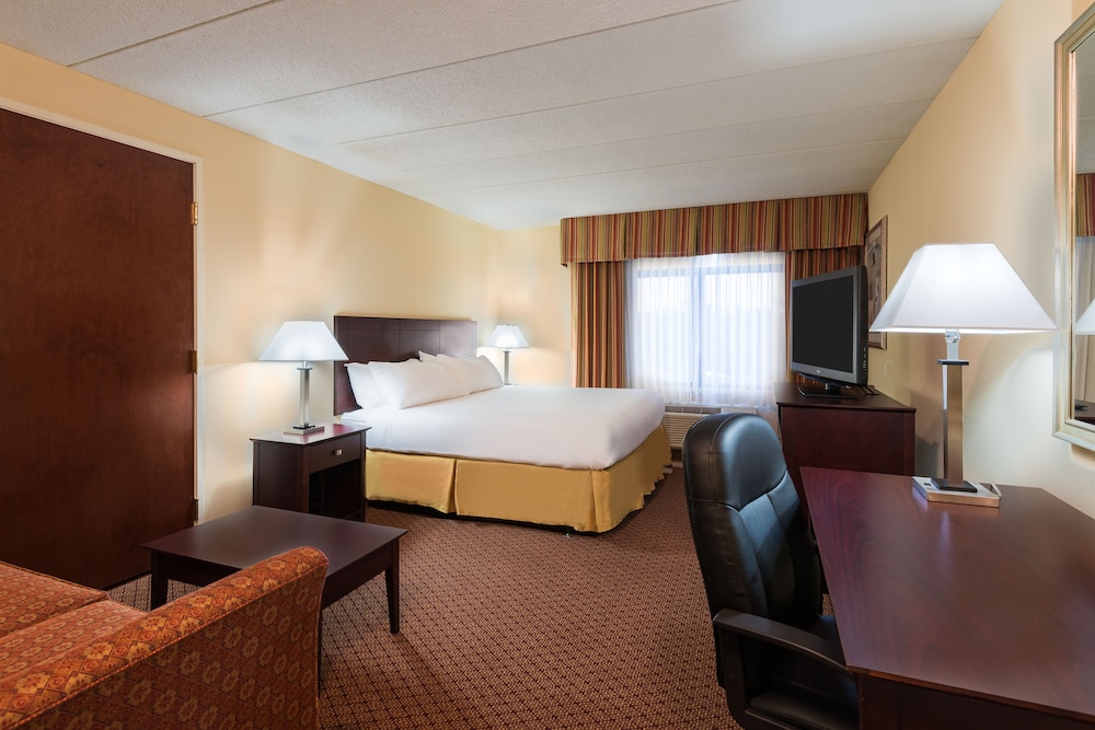 Holiday Inn Express Richmond Airport 10/60