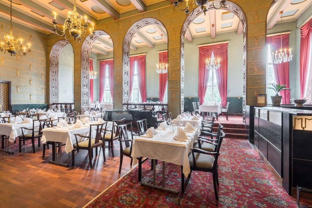 restaurant cafeteria
