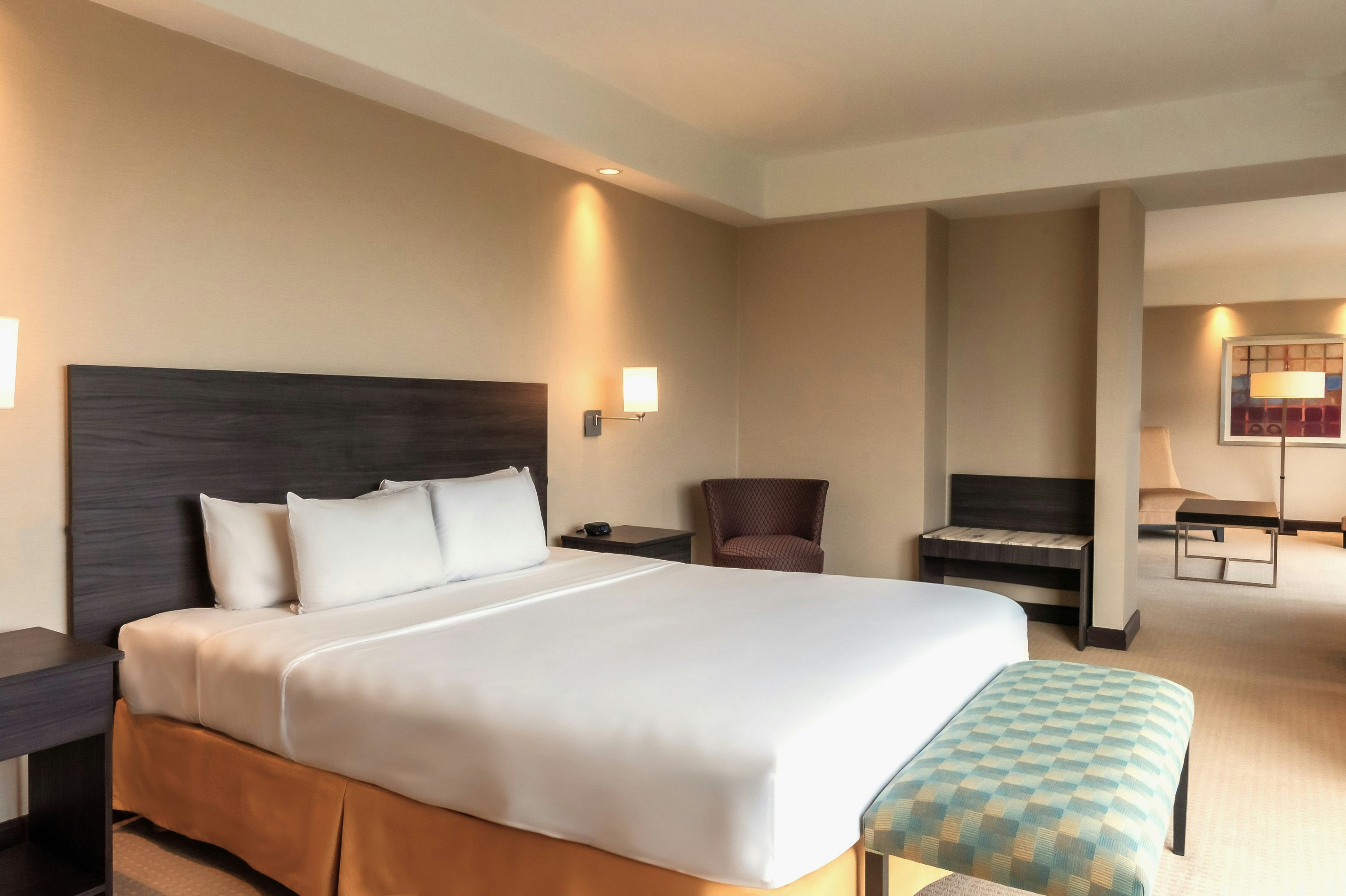 Suite, King Bed, Executive Level, Corner