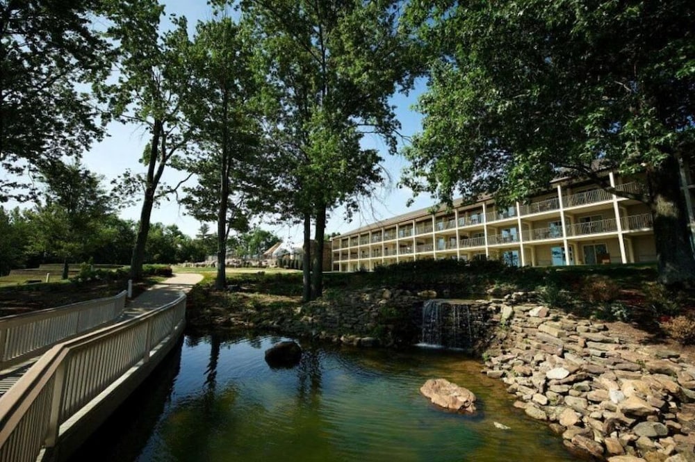 Fourwinds Lakeside Inn Marina 43/48