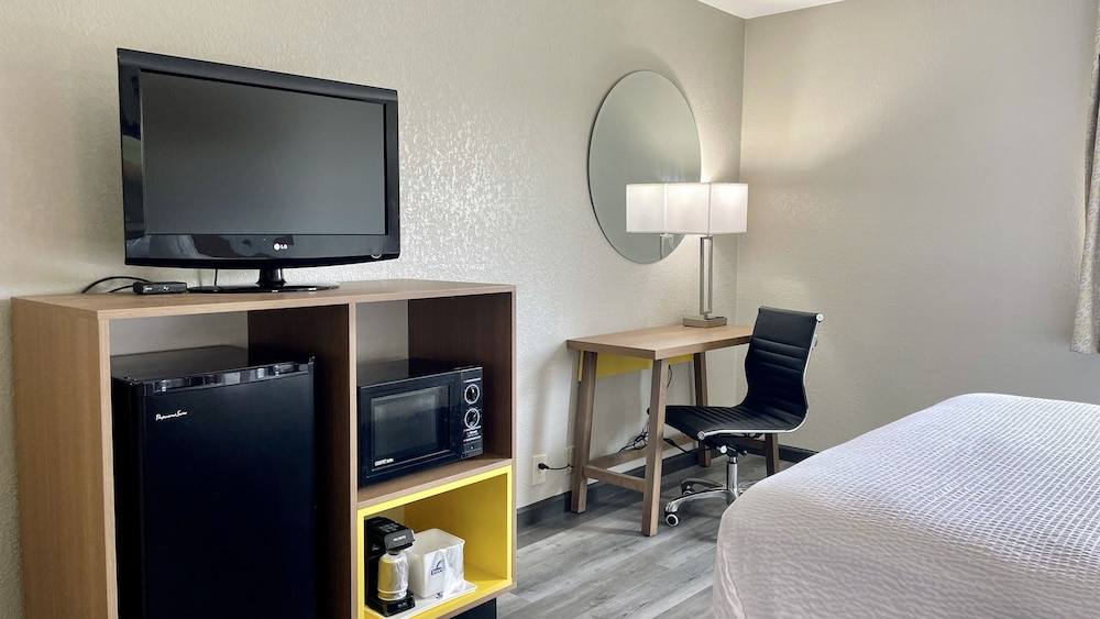 Days Inn by Wyndham Columbus IN 24/37