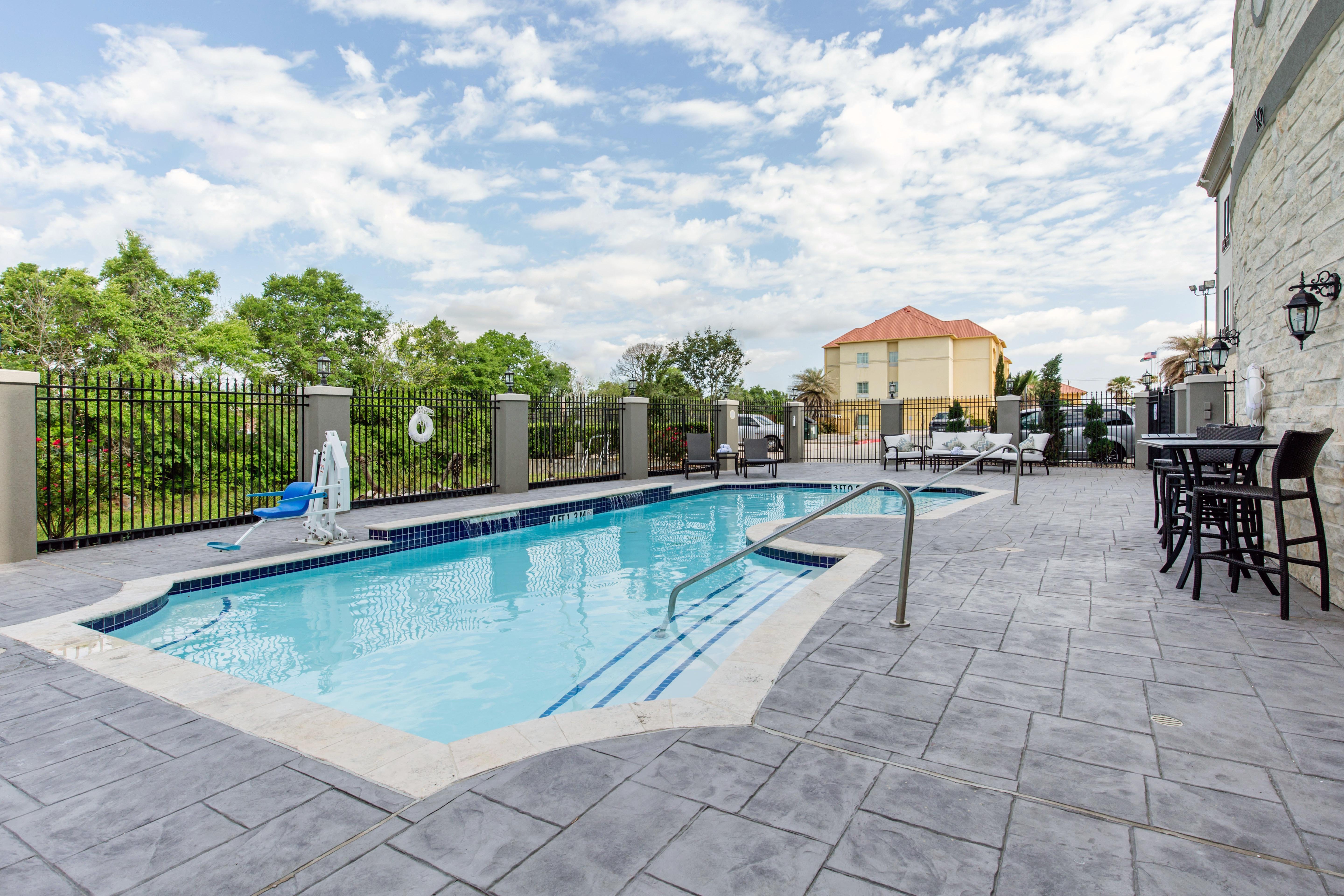 Holiday Inn Express Hotel Suites Houston Alvin 51/52